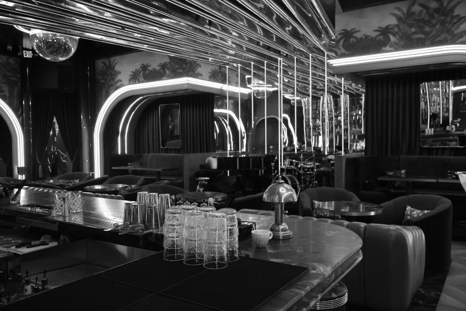 bar b&w